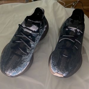 Yeezy tennis shoes only worn once with a outfit still looks brand new